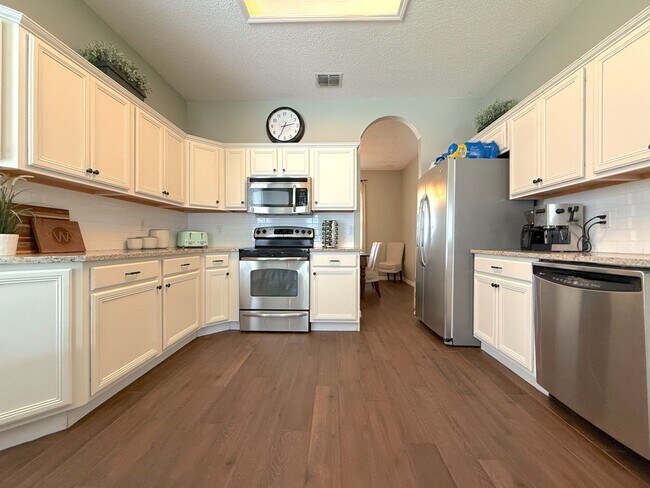 Building Photo - Spacious 5BR/3.5BA Home with Huge Backyard...