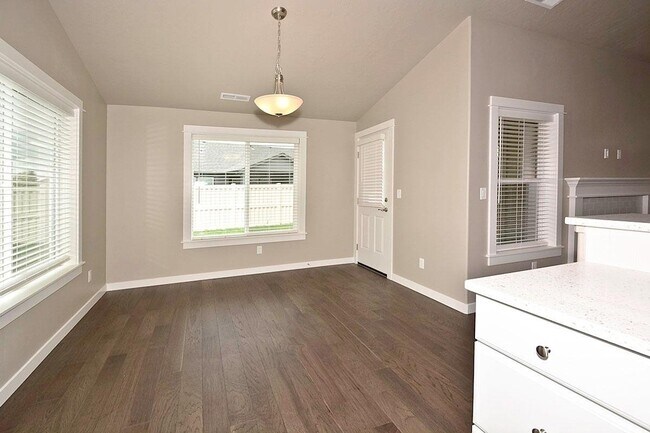 Building Photo - Single Level 3 Bedroom 3 Bathroom Home in South Meridian