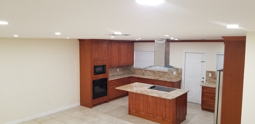 Building Photo - 802 Raymond St