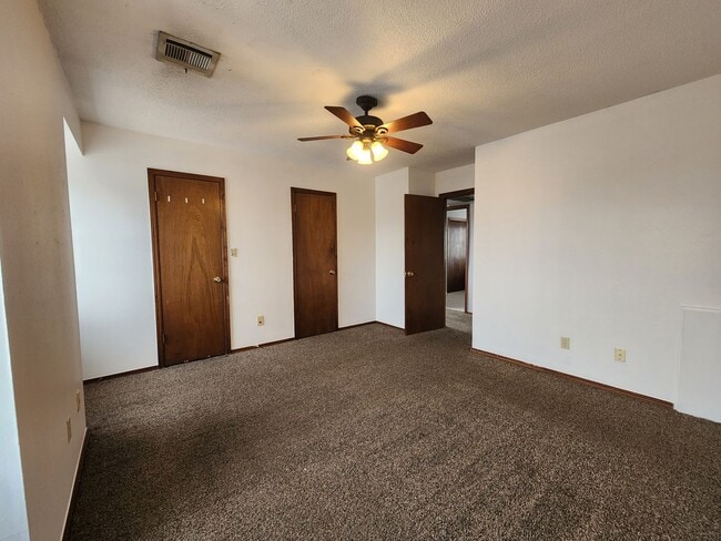 Building Photo - Cute 3 bedroom Townhome in Shawnee!