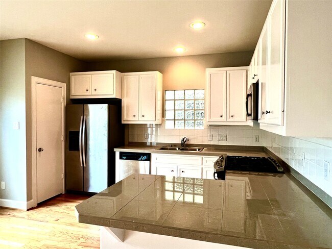 Building Photo - 3731 Main Poplar Dr