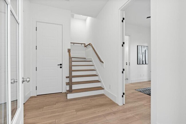 Building Photo - 905 Woodcrest Dr