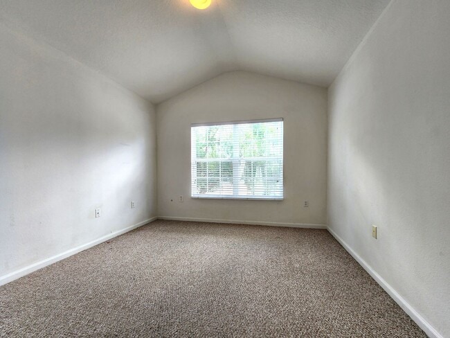Building Photo - 2-story Spacious Townhome / Gated / Attach...