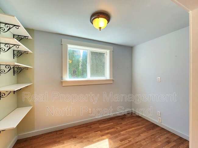Building Photo - 2115 Oakes Ave