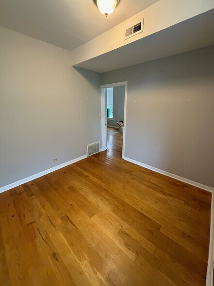 Building Photo - 1368 W Evergreen Ave