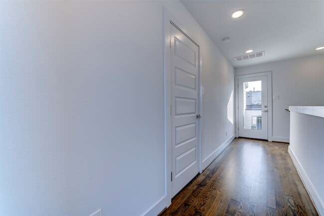 Building Photo - 2914 Lamar St
