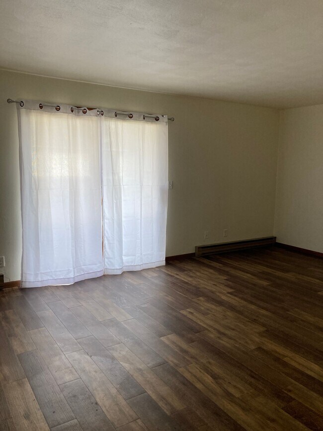 Building Photo - Immaculate Updated 2 Bedroom with 1 Bath w...