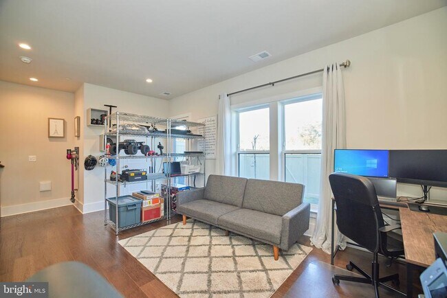 Building Photo - 20055 Old Line Terrace