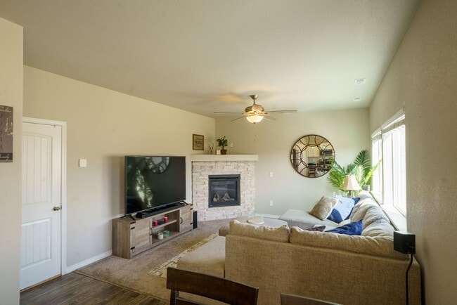 Building Photo - Like new in Ventana! 4 bedroom,3 bath, fen...