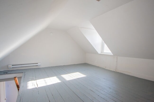 Building Photo - Wonderful Updated TownHouse in the Heart of Middletown - On Main St