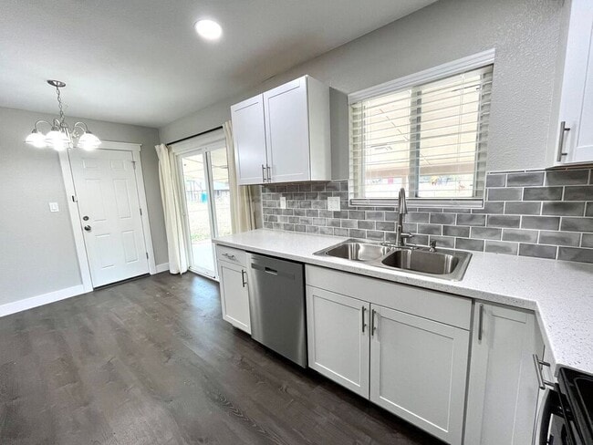 Building Photo - 2123 Fernwood Dr