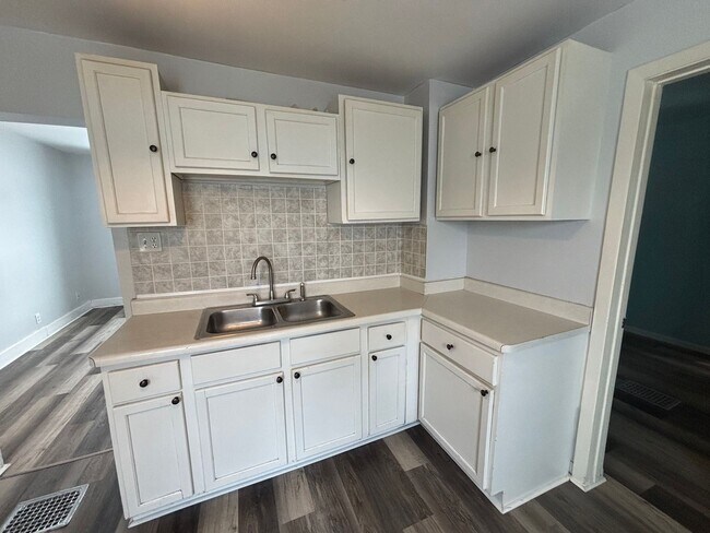 Building Photo - Clean Upper Unit! Move Right In!