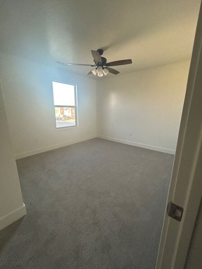 Building Photo - Move In Ready 4 Bedroom Home!