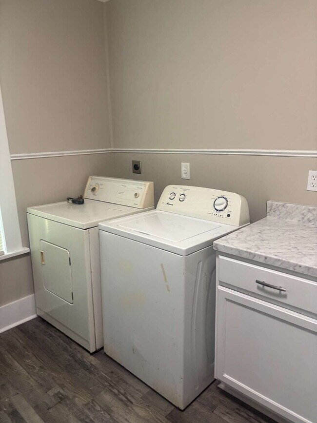 Building Photo - "Charming 3-Bedroom Home with Gleaming Hardwood Floors in Vibrant Memphis Neighborhood!"