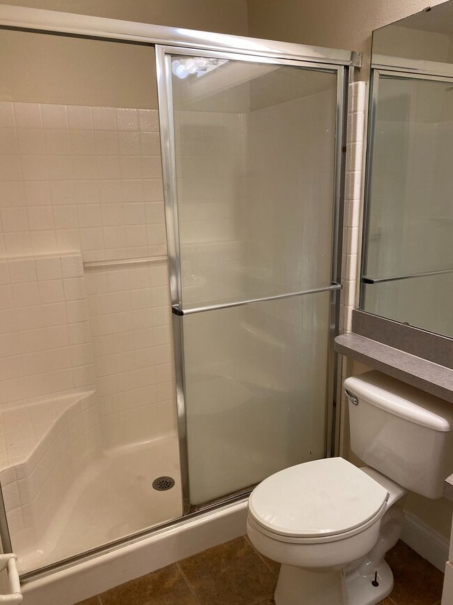 Building Photo - Adorable 3 bedroom / 2.5 bath town home wi...
