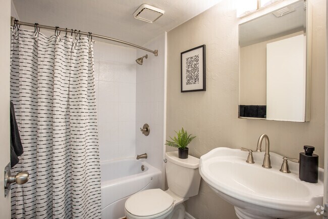 2BR, 2BA - 800SF Chestnut - 1st Bathroom - Silver Creek Apartments | 1-3 Bedroom Apar...