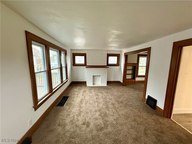 Building Photo - 846 Lee Dr