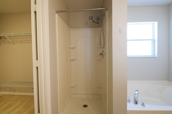 Building Photo - Four Bedroom Home at Waterford Trails in O...