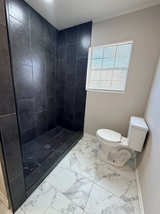 Building Photo - 1421 Lauderdale Ave