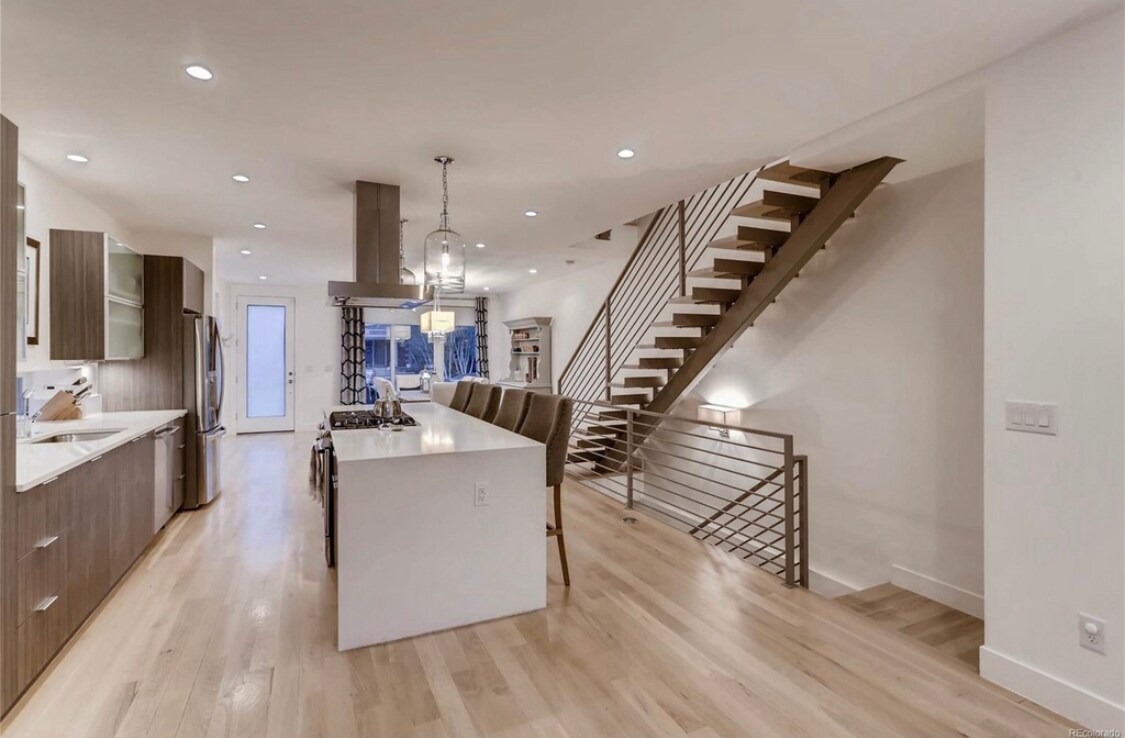 Building Photo - 3528 Stuart St