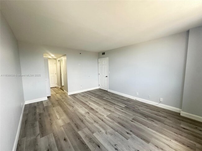 Building Photo - 901 Hillcrest Dr