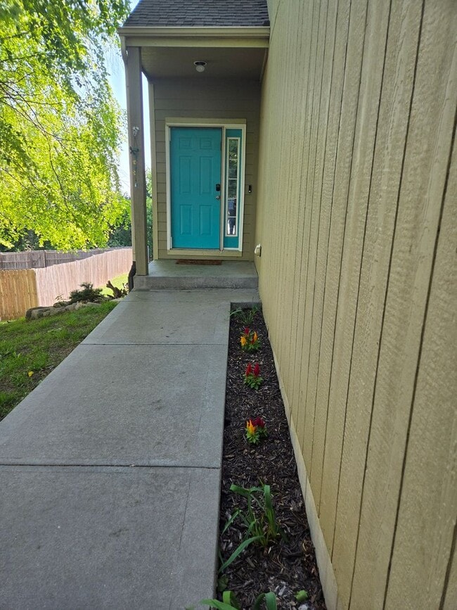 Building Photo - 4 Bedroom 3.5 Bathroom Duplex