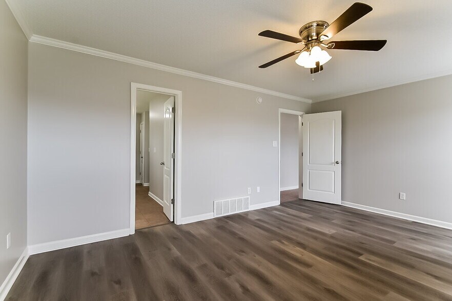 Building Photo - 2893 Broadway Dr
