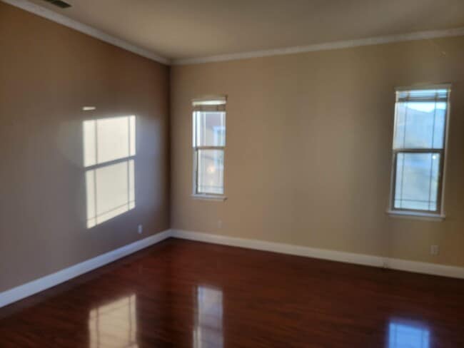 Building Photo - 469 Hawk Dr