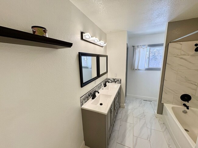 Building Photo - Large 3 bedroom house in the Heights! (Items will be removed)