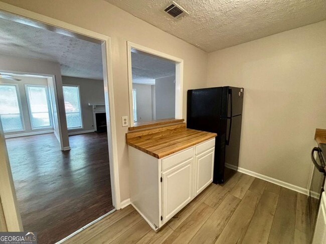 Building Photo - 3841 Woodridge Way