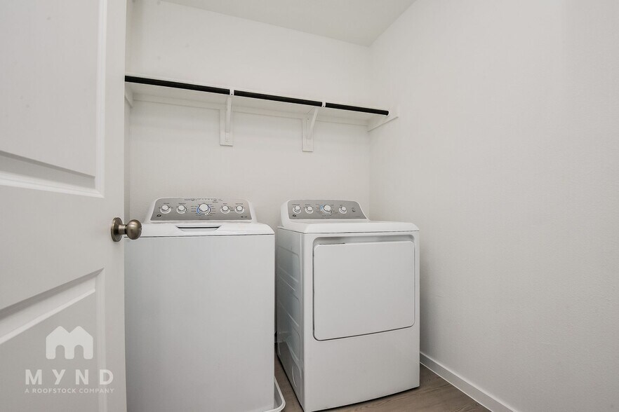 Building Photo - 2724 Mistwood Dr