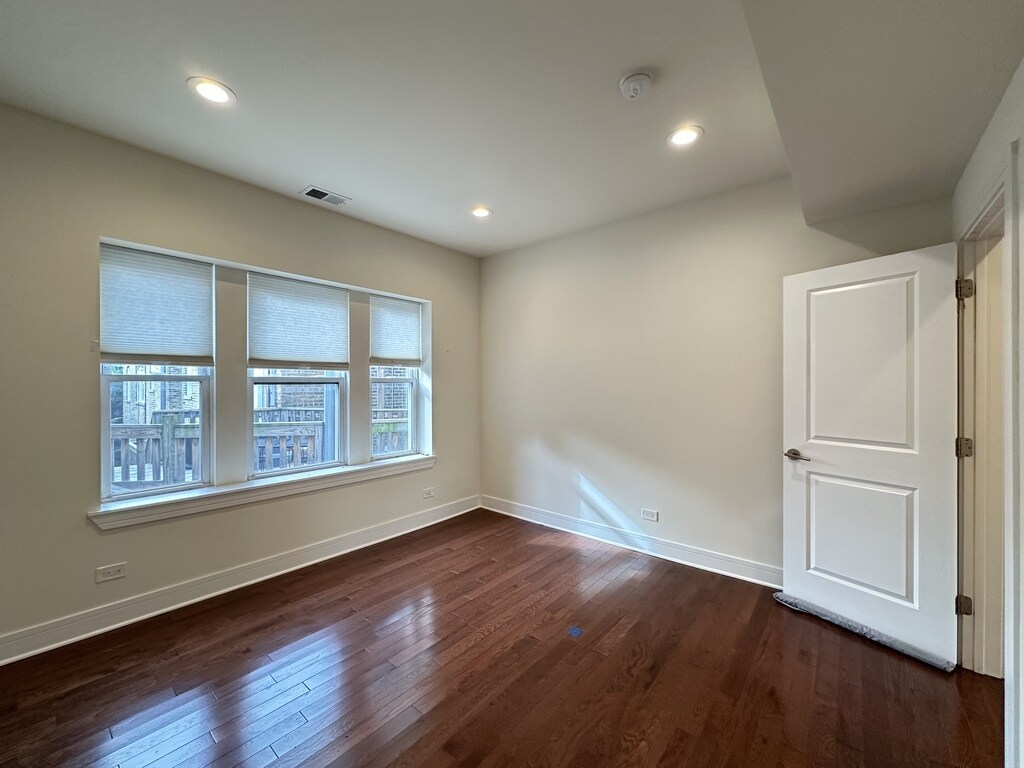 Building Photo - 1159 W Lunt Ave