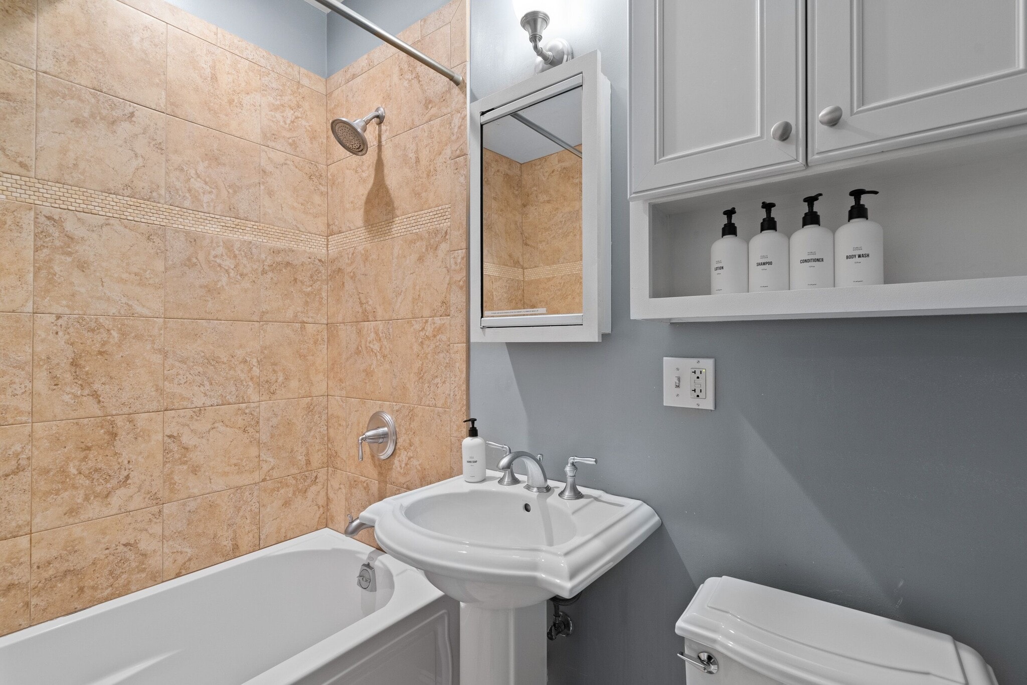 Building Photo - 913 W Belden Ave