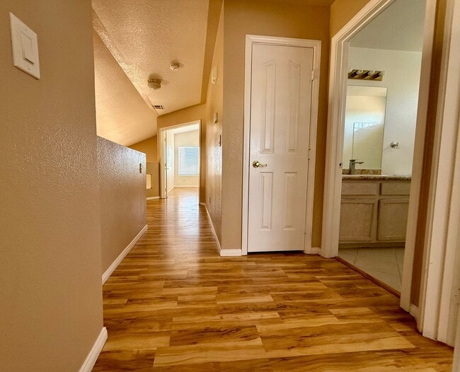 Building Photo - Fantastic 3 bed/2.5 bath in the Northwest ...