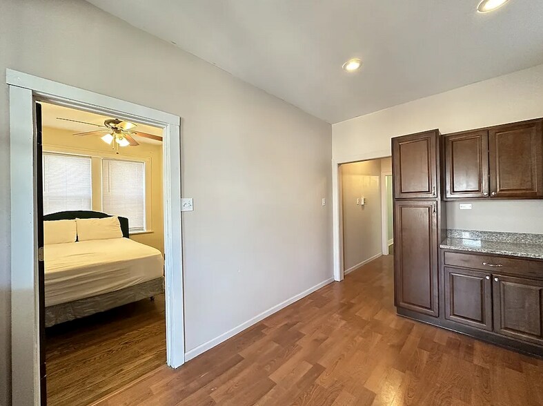 Building Photo - 5024 N Ridgeway Ave