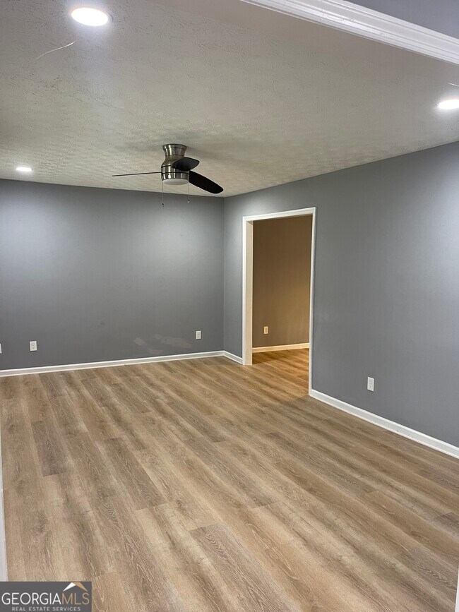 Building Photo - 235 Deerfield Dr