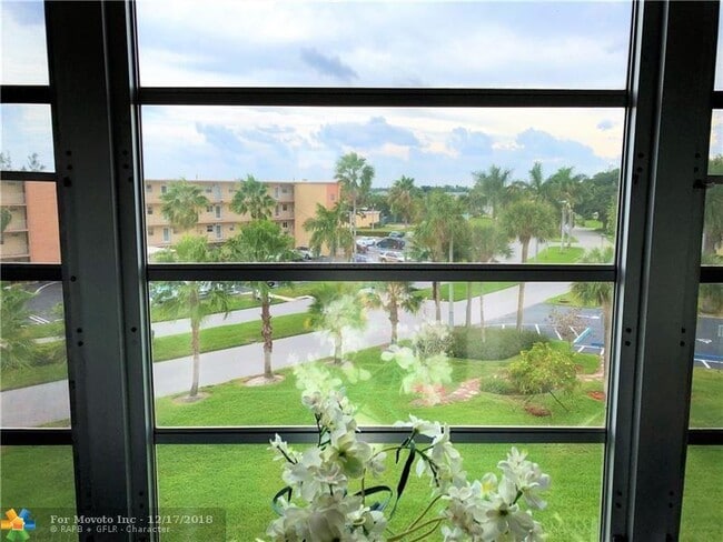 Building Photo - 2515 NE 1st Ct