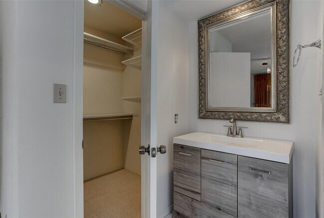 Building Photo - 2323 Augusta Dr