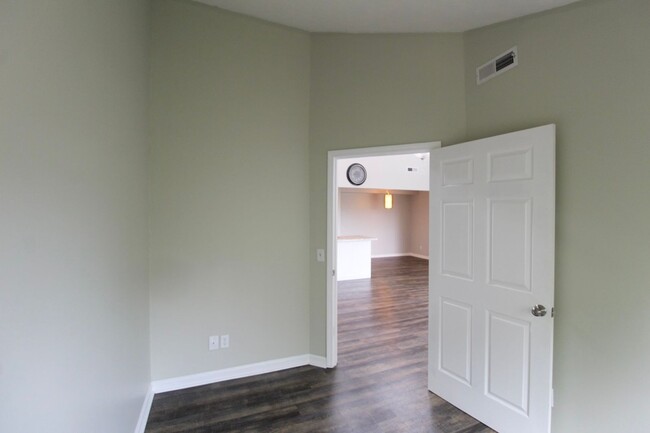 Building Photo - Remodeled Condo with amazing Mountain View...