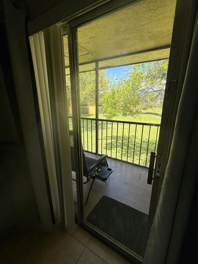 Building Photo - 915 Meadows Cir