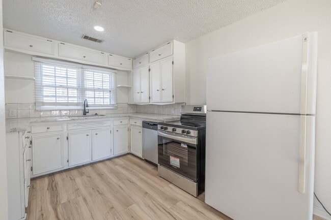 Building Photo - Beautifully Renovated 2-bedroom, 1-bathroom home!