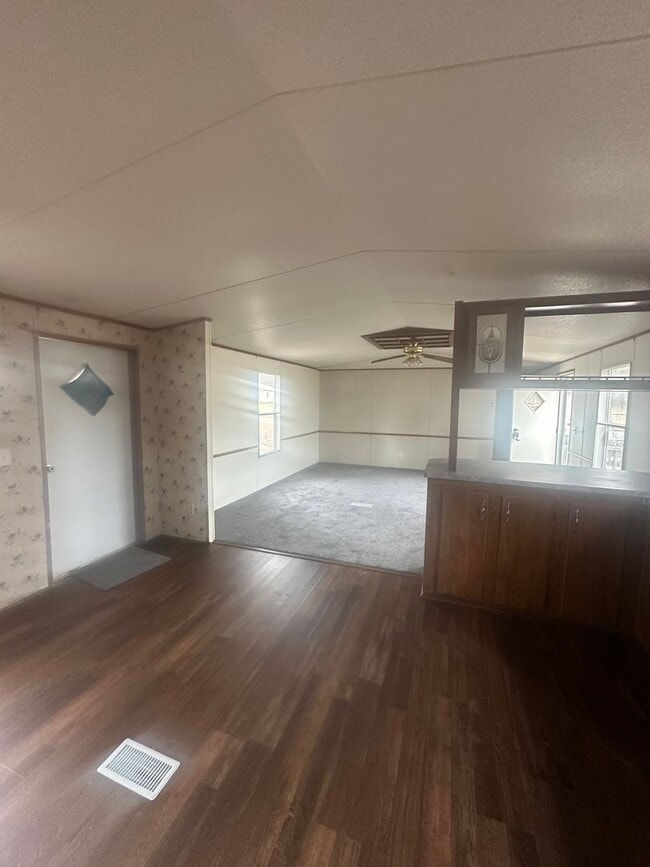 Building Photo - 3 Bed/2 Bath Mobile Home