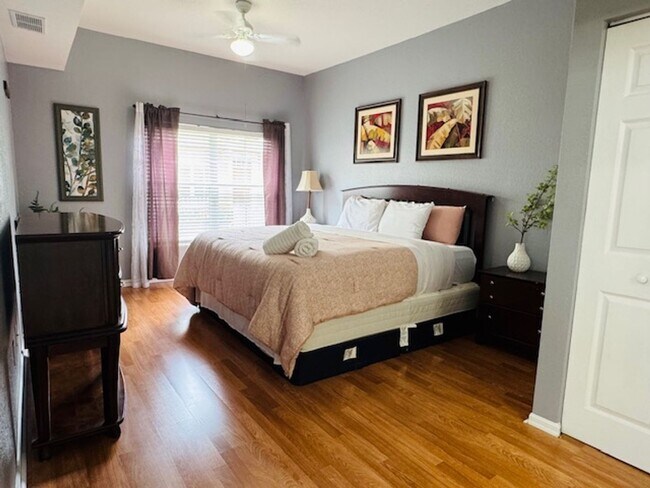 Building Photo - Fully Furnished 4 Bedroom 3 Bath Townhome ...