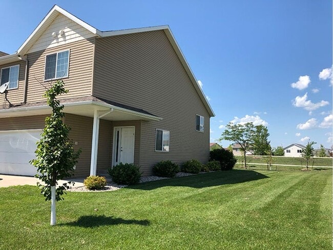 Building Photo - 3 Bed, 3 Bath Townhome in West Fargo!