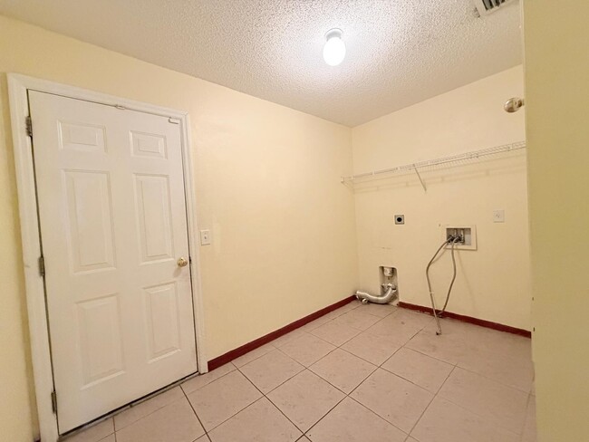 Building Photo - 1613 SW Whipple Ave