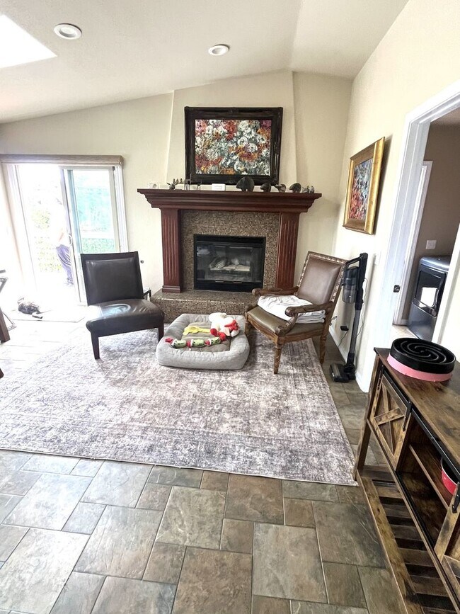 Building Photo - Charming 3 Bedroom 2.5 Bath home in Pismo Heights