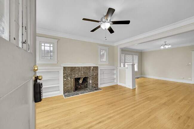 Building Photo - $3,250.00, 4 bed, 3 bed, located in Denver...