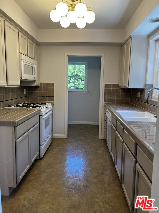 Building Photo - 130 S Bowling Green Way