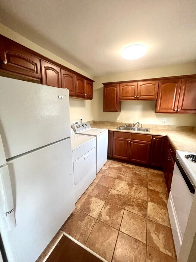 Building Photo - 2 Bedroom 1 Bath Culdesac Duplex in Inglewood for Rent.  It’s great!
