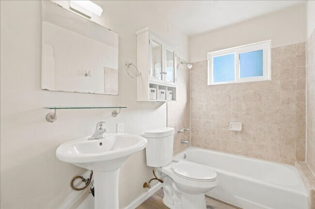 Building Photo - 5121 Earls Ct
